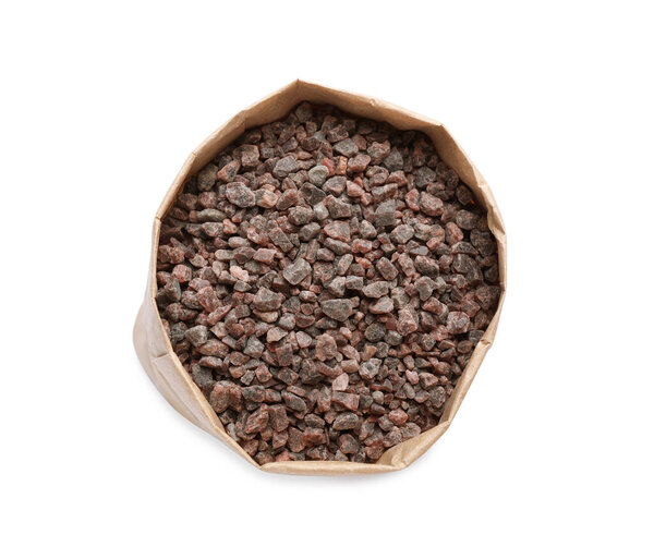 Черная соль в бумажном пакете изолирована на белом, вид сверху