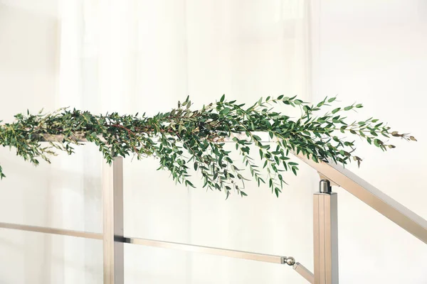 Piękna Girlanda Wykonana Gałęzi Eukaliptusa Poręczy Wewnątrz — Zdjęcie stockowe
