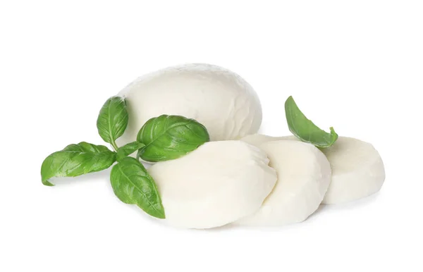 Deliciosas Rebanadas Queso Mozzarella Albahaca Sobre Fondo Blanco — Foto de Stock