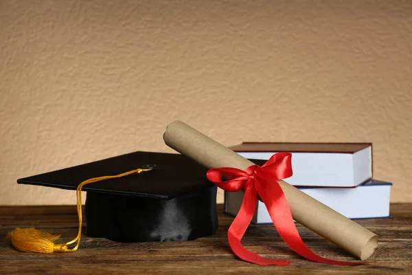 Mezuniyet Şapka Kitap Diploma Ahşap Tablo — Stok fotoğraf