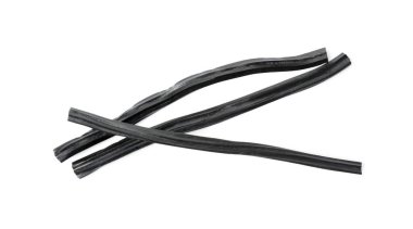 Beyaz arka planda lezzetli siyah meyan kökü şekeri