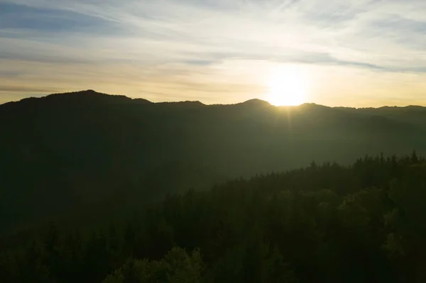 Letecký Pohled Krásnou Horskou Krajinu Zelenými Stromy Při Východu Slunce — Stock fotografie