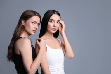 Gri arkaplanda güzel kadınların portresi, metin için boşluk