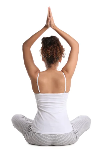 Beyaz Arka Plan Üzerinde Meditasyon Yapan Afro Amerikalı Kadın — Stok fotoğraf