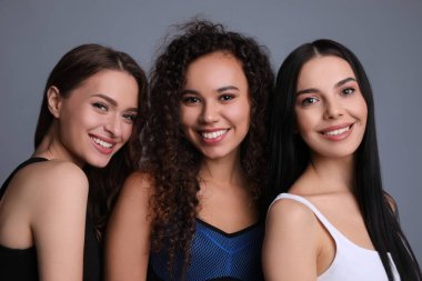 Gri arkaplanda güzel kadınların portresi