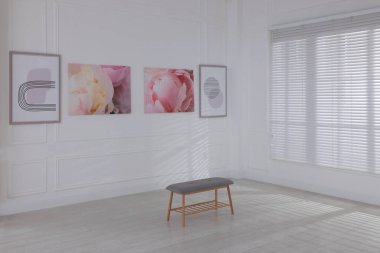 Sanat galerisinde tezgah ve güzel tablolar