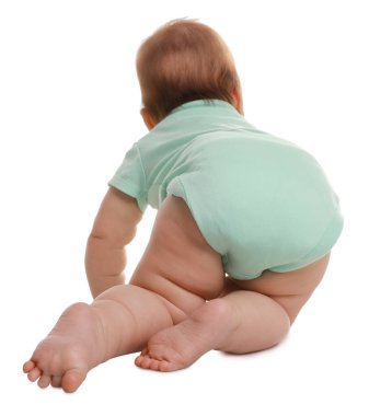 Beyaz arka planda emekleyen şirin küçük bebek.