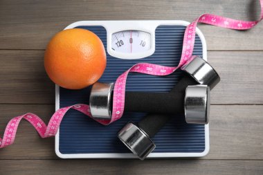 Düz kompozisyon ve ahşap masa üzerinde pullar.