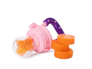 Beyaz arka planda haşlanmış havuçlu Nibbler. Bebek besleyicisi