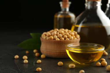 Gri masadaki soya yağlı kompozisyon, yakın plan. Metin için boşluk