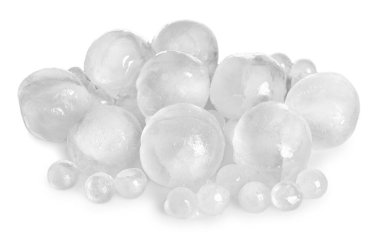 Beyaz zemin üzerinde birçok donmuş buz topu