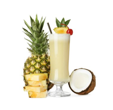 Lezzetli Pina Colada kokteyli ve beyaz arka plandaki malzemeler.