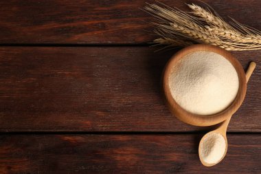 Semolina ve çiviler tahta masada, düz yerde. Metin için boşluk