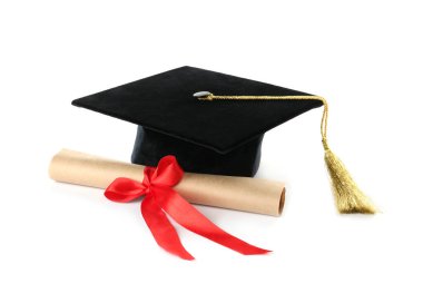 Mezuniyet şapkası ve beyaz arka plan diploması.