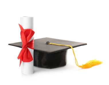 Mezuniyet şapkası ve beyaz arka plan diploması.
