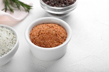 Beyaz masadaki farklı tuz türleri, metin için boşluk