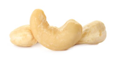 Beyaz üzerine izole edilmiş organik fındık yığını.