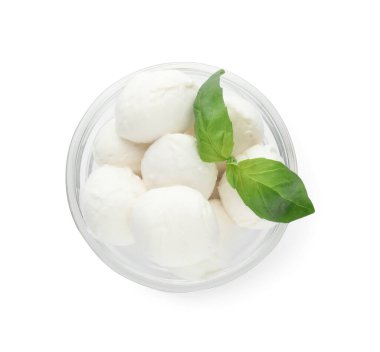 Beyaz arka planda mozzarella peynirli toplar ve fesleğen, üst manzara.