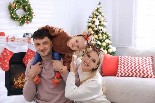 Familia Feliz Habitación Decorada Para Navidad — Foto de Stock