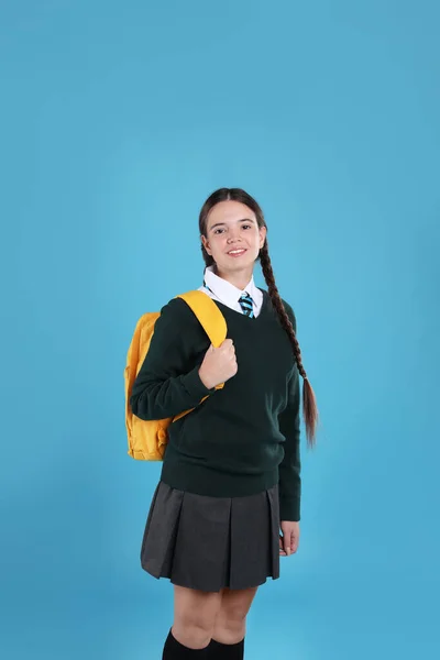 Adolescente Uniforme Escolar Con Mochila Sobre Fondo Azul Claro —  Fotos de Stock