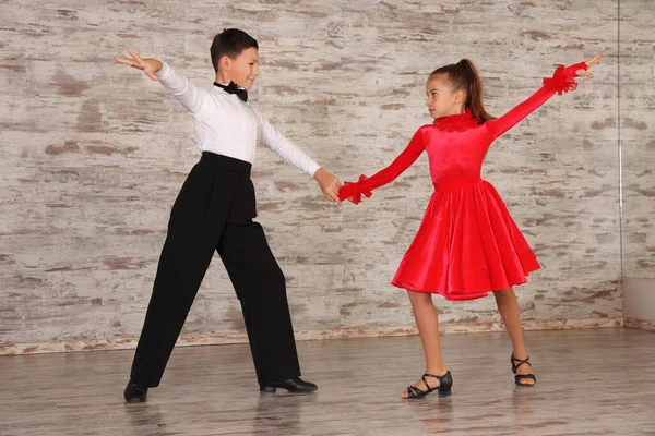 Pięknie Ubrana Para Dzieci Tańczących Razem Studio — Zdjęcie stockowe