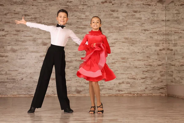 Prachtig Gekleed Paar Kinderen Dansen Samen Studio — Stockfoto