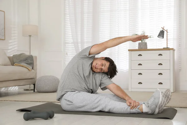 Overweight Man Stretching Mat Home — Stock Photo, Image