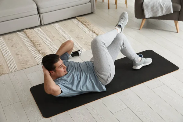 Nadváha Muž Dělá Břišní Cvičení Podložce Doma — Stock fotografie