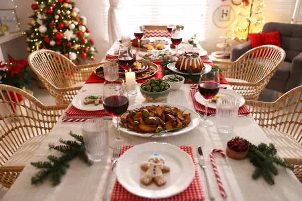 Святкова Вечеря Смачною Їжею Вином Столі Приміщенні Святкування Різдва — стокове фото