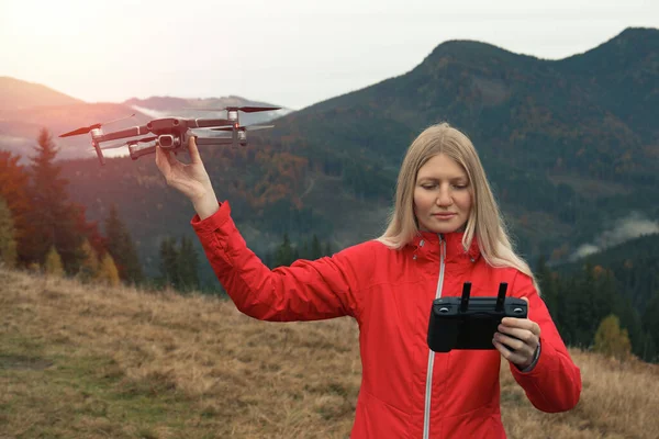 Νεαρή Γυναίκα Μοντέρνο Drone Στα Βουνά — Φωτογραφία Αρχείου