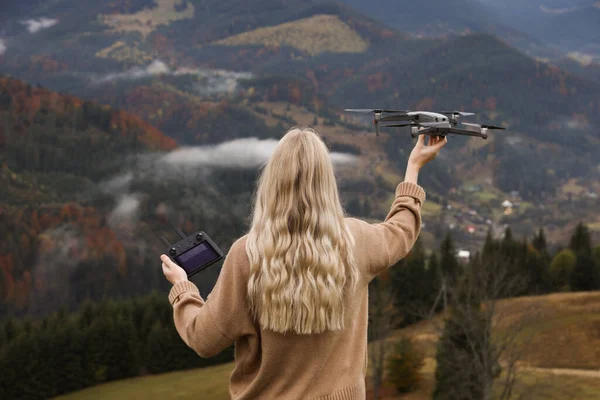 Νεαρή Γυναίκα Μοντέρνο Drone Στα Βουνά Πίσω Όψη — Φωτογραφία Αρχείου