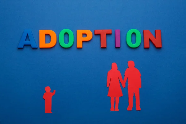 Figuren Von Eltern Mit Kind Und Wort Adoption Auf Blauem — Stockfoto