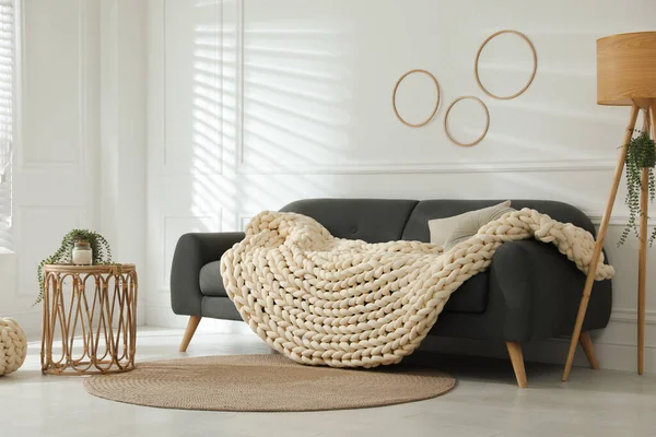 Doux Morceau Couverture Tricot Sur Canapé Dans Salon Design Intérieur — Photo