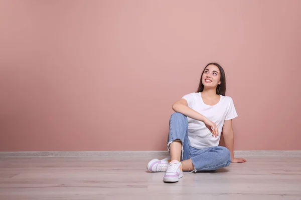 Mujer Joven Sentada Suelo Cerca Pared Rosa Interior Espacio Para —  Fotos de Stock