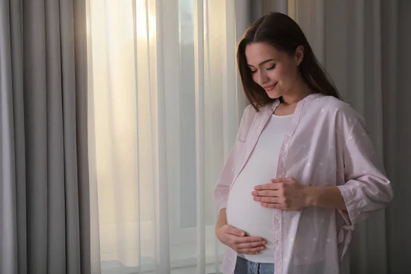 Jonge Zwangere Vrouw Bij Het Raam Thuis Ruimte Voor Tekst — Stockfoto