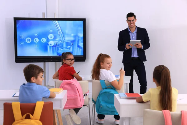 Lehrer Erteilt Schülern Unterricht Interaktiver Tafel Klassenzimmer — Stockfoto