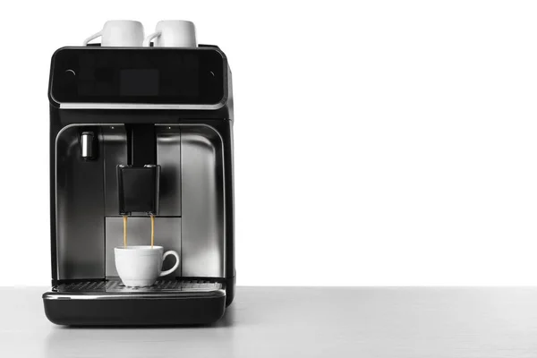 白い背景を背景にテーブルの上に現代的なエスプレッソマシンでコーヒーを作る テキストのスペース — ストック写真
