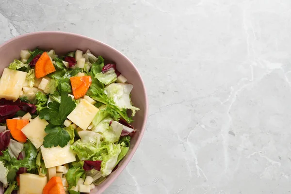 Köstlicher Rübensalat Serviert Auf Einem Hellgrauen Marmortisch Von Oben Raum — Stockfoto