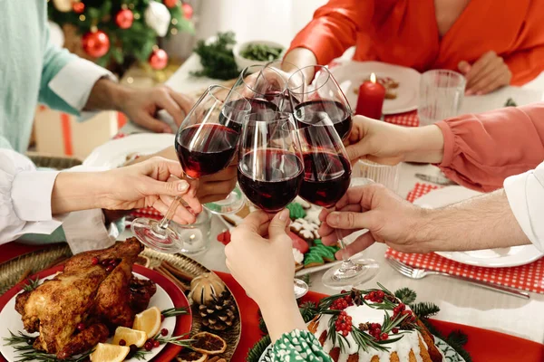 Familie Met Hun Vrienden Die Glazen Klapten Tijdens Een Feestelijk — Stockfoto