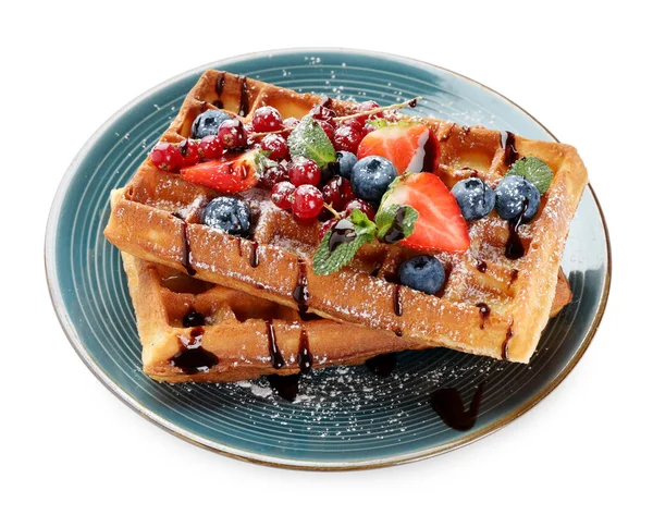 Beyaz arka planda böğürtlenli lezzetli Belçika waffle 'ları