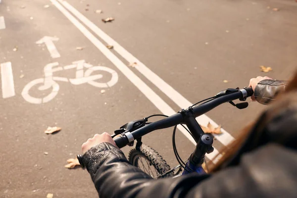 Жінка Їде Велосипеді Провулку Місті Крупним Планом — стокове фото