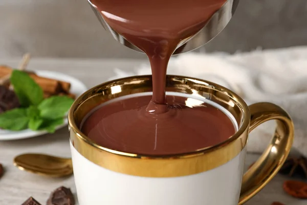 Leckere Heiße Schokolade Tasse Auf Tisch Gießen Nahaufnahme — Stockfoto