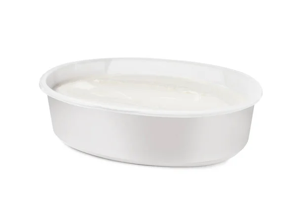 Recipiente Plástico Queijo Creme Saboroso Isolado Branco — Fotografia de Stock
