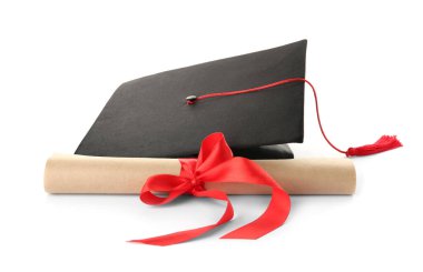Mezuniyet şapkası ve beyaz arka plan diploması.