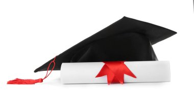 Mezuniyet şapkası ve beyaz arka plan diploması.