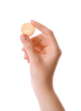 Beyaz arka planda gevrek rusk tutan kadın, yakın plan.