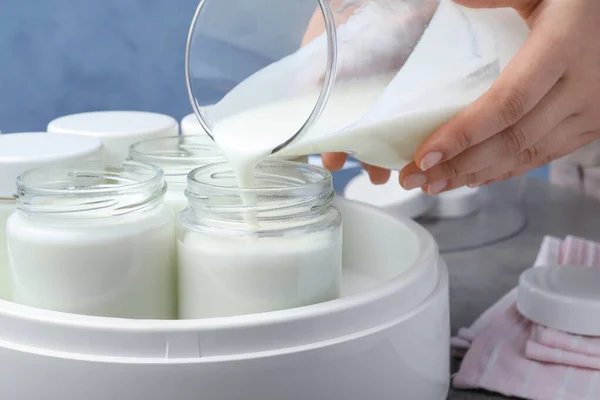 Kvinna Häller Mjölk Glasburk Närbild Göra Yoghurt — Stockfoto