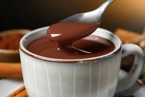 Colher Com Chocolate Quente Gostoso Sobre Copo Close — Fotografia de Stock