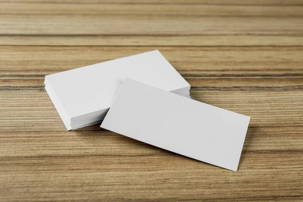 Ahşap arka planda boş kartvizitler. Tasarım için model