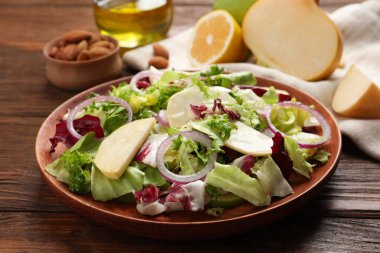 Ahşap masada servis edilen enfes şalgam salatası.